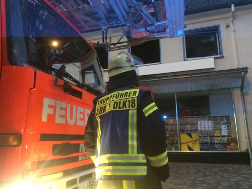 Wohnungsbrand: Zwei Personen über Drehleiter gerettet