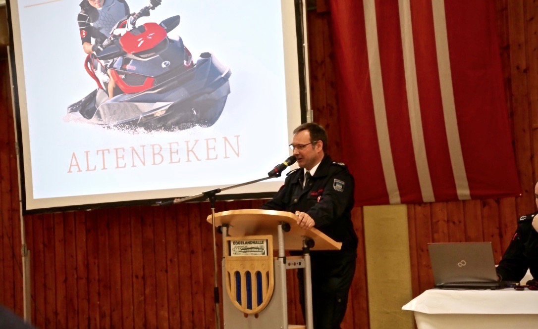 Bereits auf der Jahreshauptversammlung der Gesamtwehr am 04. März in der Eggelandhalle stellte Leiter der Feuerwehr Rainer Hartmann das neue Wasserfahrzeug inoffiziell vor.